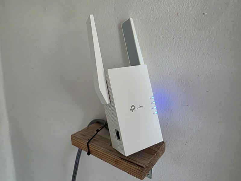 Mounted TP-Link RE3000 Wi-Fi extender