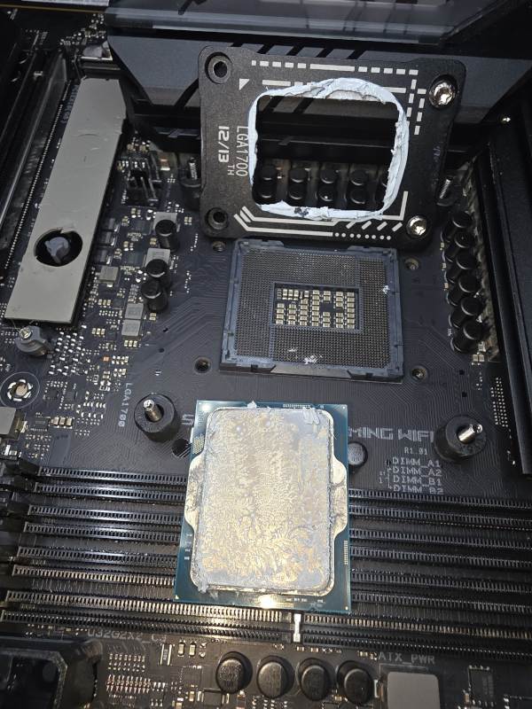 Excessive thermal paste contamination on the original Intel platform