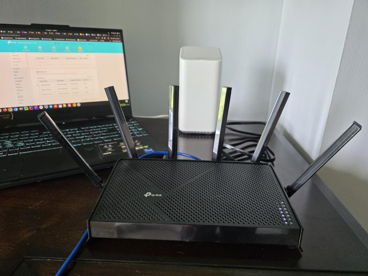 Mesh Wi-Fi network with wired Ethernet connection for gaming and home office reliability